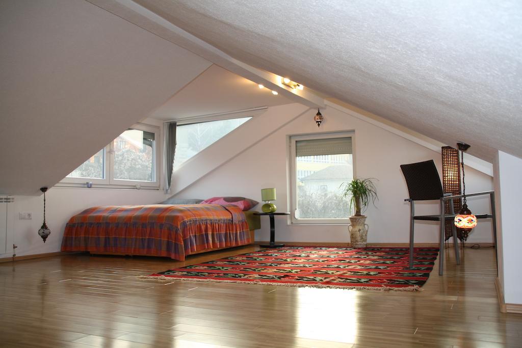 Apartments Town Center SJJ Room photo
